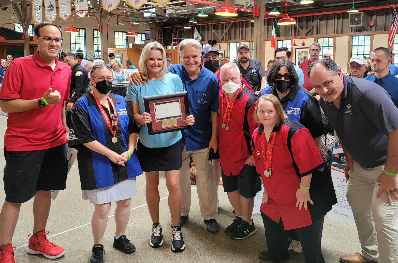 Athletes present Steve Mariucci with Volunteer of the Year Award